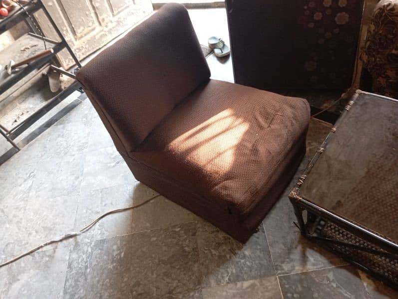 4 piece's single seater in brown colour 1 big size 2 seater golden 3
