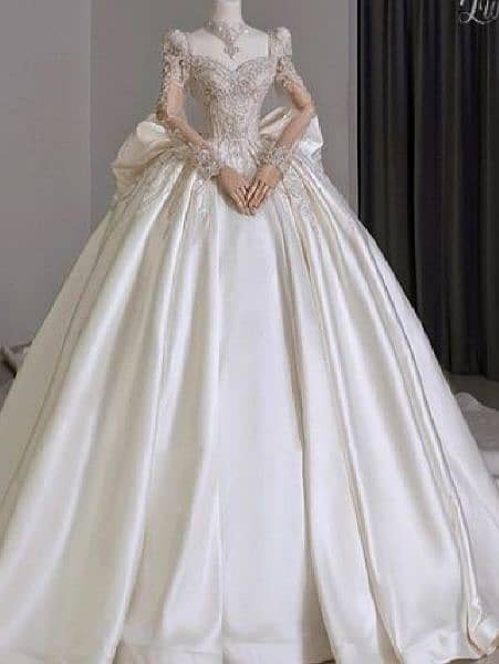 bridal gown and reet veil 0