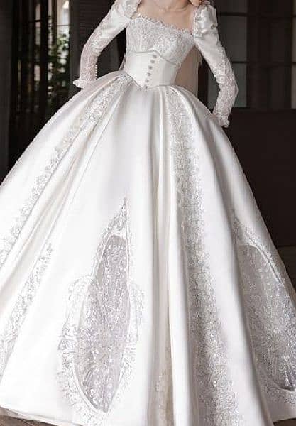 bridal gown and reet veil 1
