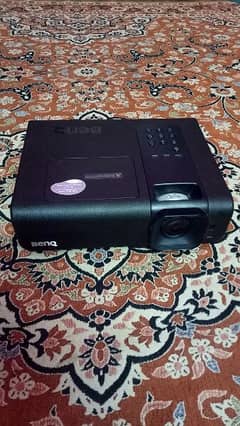 Japanese Benq Projector with Projector screen 0