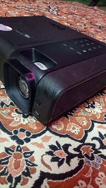 Japanese Benq Projector with Projector screen 1