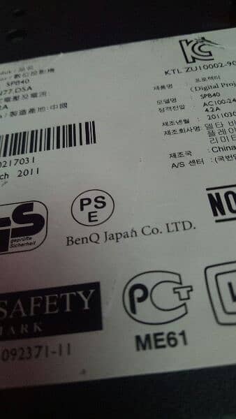 Japanese Benq Projector with Projector screen 4