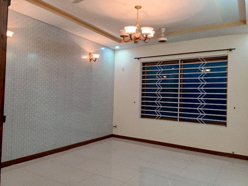 Commercial House for Rent 11
