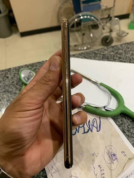 iphone xs max gold 256 gb pta approved physical deul sim 1