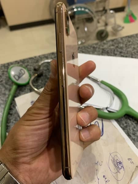 iphone xs max gold 256 gb pta approved physical deul sim 4