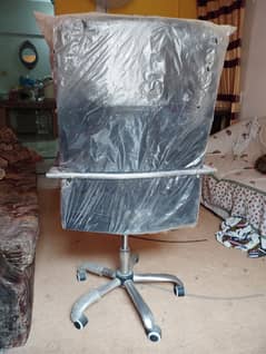 I am sailing use and good condition revolving chair