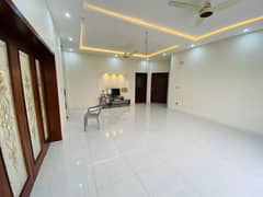 ONE KANAL BEAUTIFULL HOUSE AVALIABLE FOR RENT IN DHA PHASE 4
