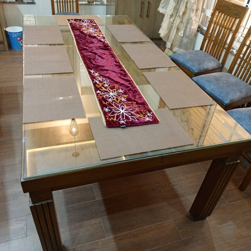 Dining table for sale. 0
