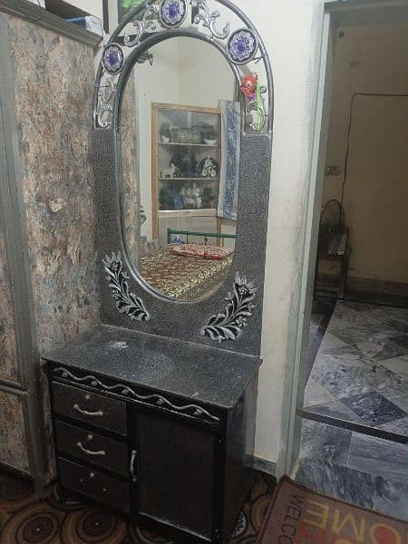 dressing table iron made 1