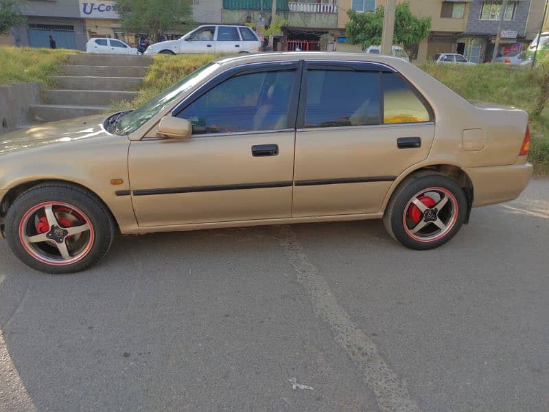 selling Honda car in lush condition 3