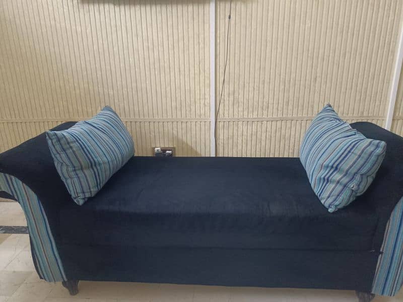 second hand Sofa or Couch in black colour with 2 cushions 0