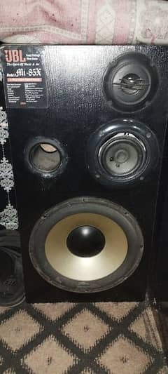 2 Speakers and amplifier