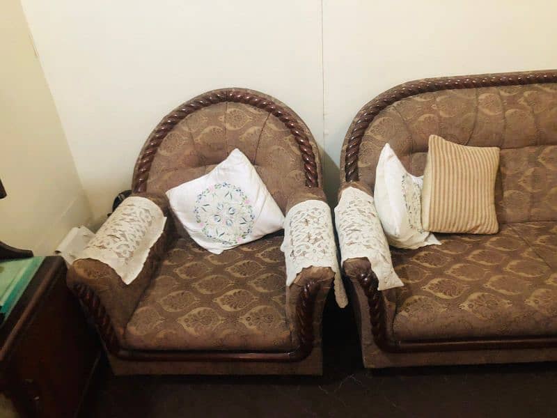 Velvet Jacquard 5 Seater Sofa Set With Cushions  Available For Sale. 1