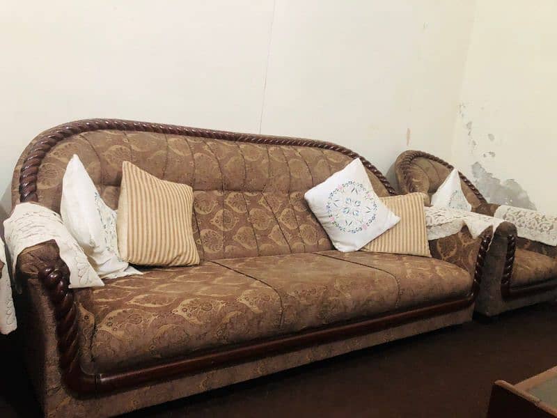 Velvet Jacquard 5 Seater Sofa Set With Cushions  Available For Sale. 3