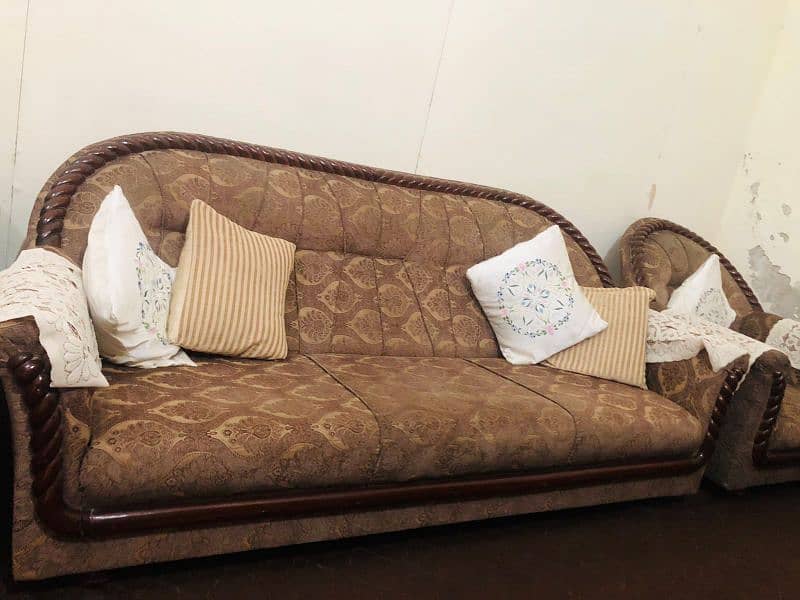 Velvet Jacquard 5 Seater Sofa Set With Cushions  Available For Sale. 4