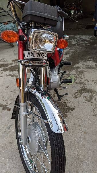 brand new condition red colour original only 1080 km used 7