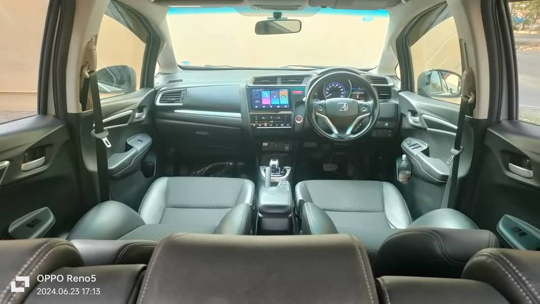 Honda Fit 2018 smart slection hybrid 18