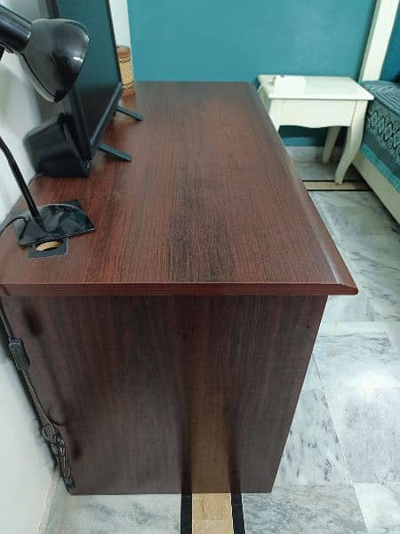 computer table in new condition 2