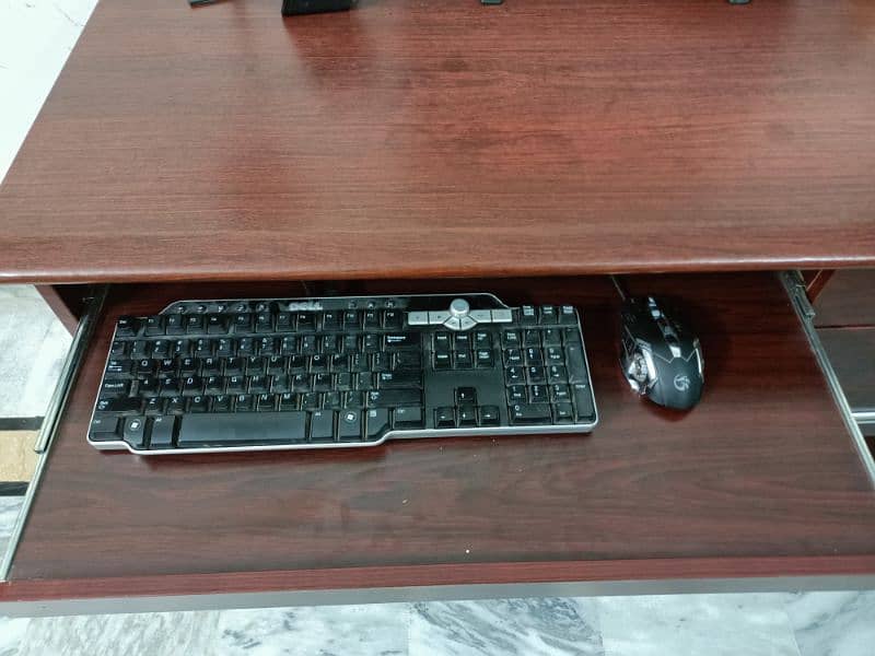 computer table in new condition 3