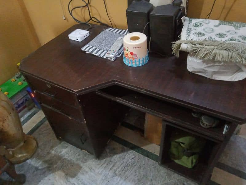 Dark Brown Office Table / Wooden Computer Workstation 1