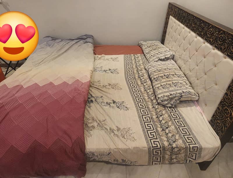 King's bed with bedspread and pillows 0