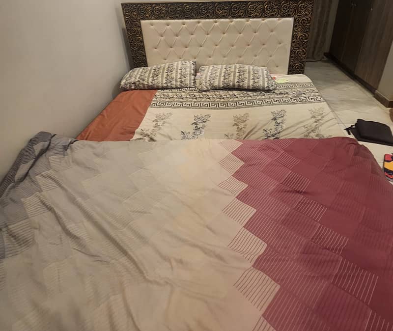 King's bed with bedspread and pillows 1