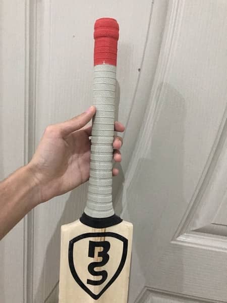 cricket bat new 10/10 price 4000 2