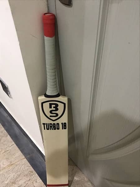 cricket bat new 10/10 price 4000 3