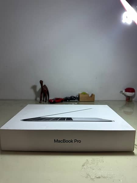 MacBook Pro 2017 8gb ram 256 SSD 3