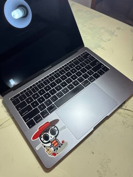 MacBook Pro 2017 8gb ram 256 SSD 10