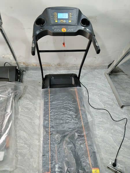 5 STEPS B1 TREADMILL, JUST LIKE NEW 5 MONTHS WARRANTEE REMAINING 0