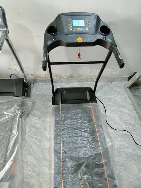 5 STEPS B1 TREADMILL, JUST LIKE NEW 5 MONTHS WARRANTEE REMAINING 4