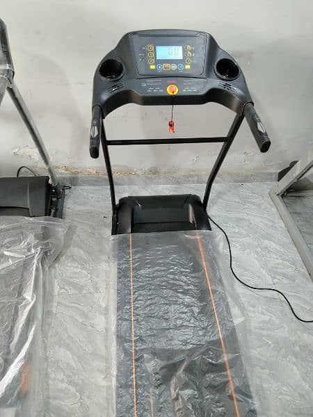 5 STEPS B1 TREADMILL, JUST LIKE NEW 5 MONTHS WARRANTEE REMAINING 5