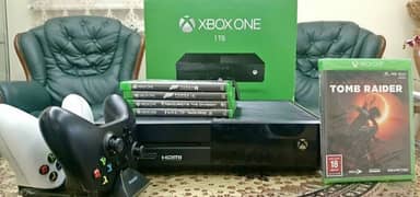 Xbox one 1 TB with 2 controller and 5 games