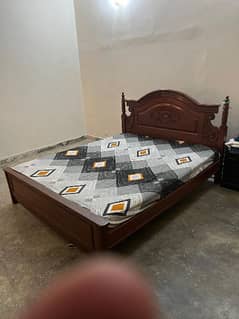 King size bed 0