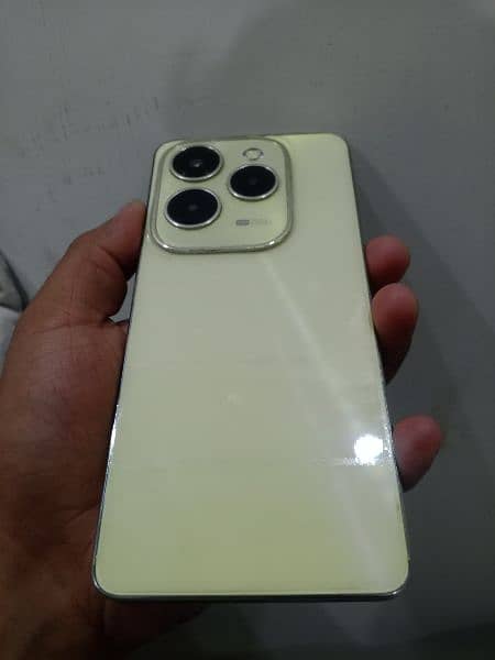 Infinix Hot 40 Horizon Gold 4