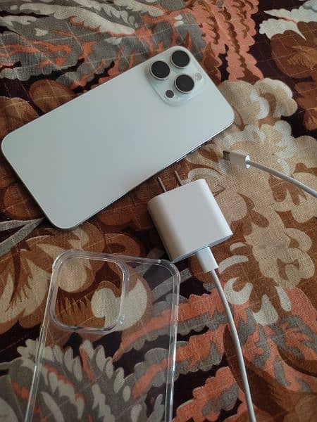 i phone 15 pro max 256gb White Titanium JV complete box 1