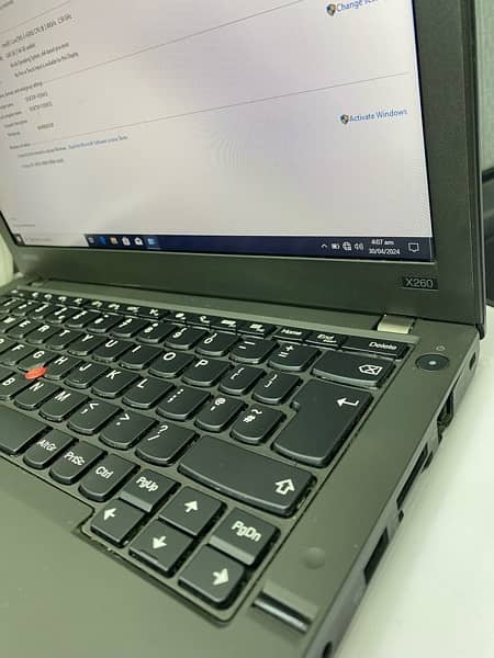 Lenovo Thinkpad x260 Core i5 6th gen 8 gb Ram 256 gb SSD 3