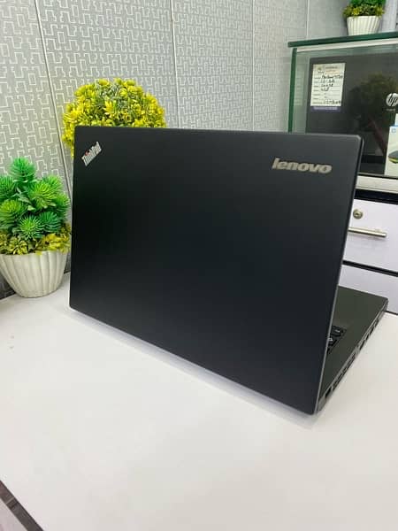 Lenovo Thinkpad x260 Core i5 6th gen 8 gb Ram 256 gb SSD 5