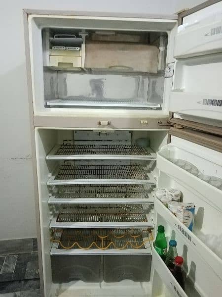 dawlance full size fridge in good condition 3