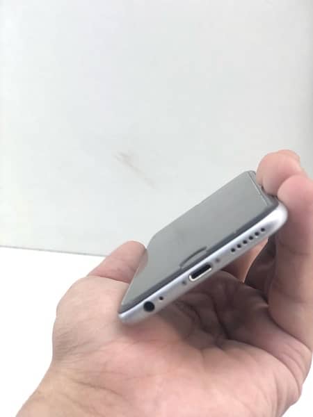 iPhone 6  16gb silver colour pta approved all ok 03274112797 1