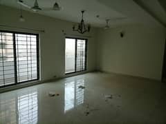 This Is An Open View Apartment To Airport And Garden.