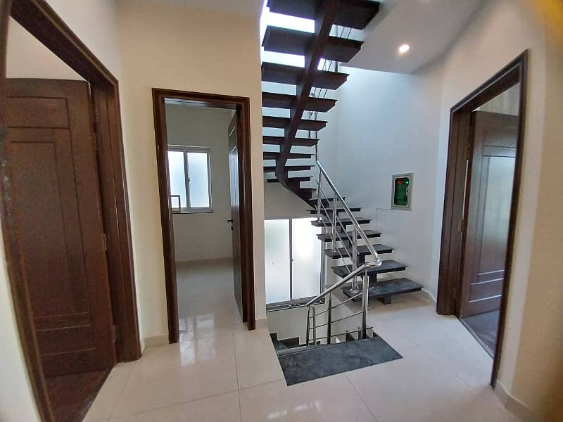 Best Almost New 5 Marla Modern House on Rent in DHA 1