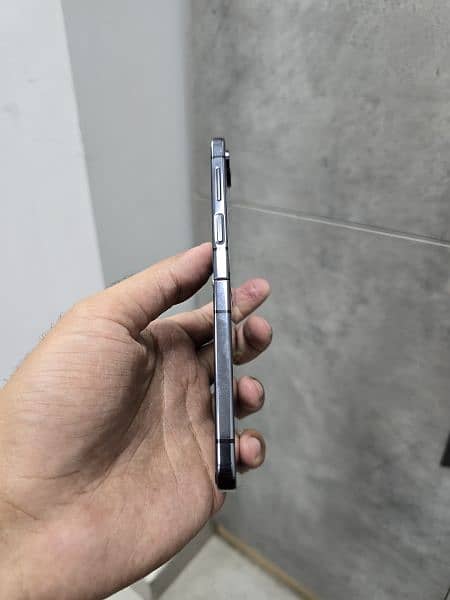Samsung Galaxy Z flip 5 8/256gb PTA with warranty 3