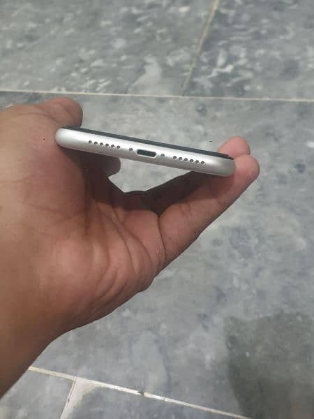 iPhone xr 10/10 condition 2