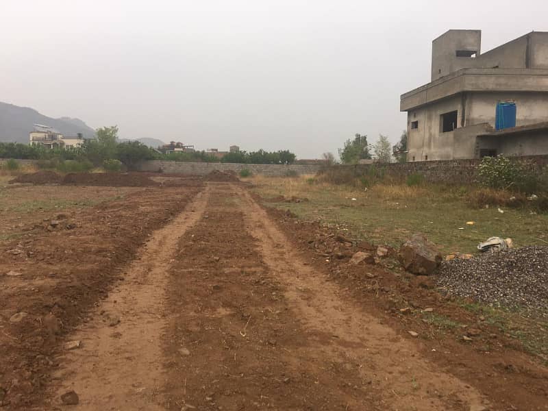 6 Marla Beautiful Heighted Leveled Plot Near Main Margalla Road 0