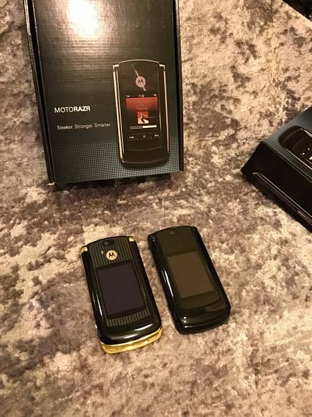 MOTOROLA V8 RAZR FLIP 1