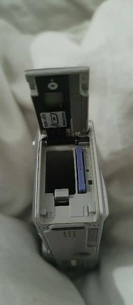 Sony Cyber-shot DSC-P9 4.0MP Digital Camera 6