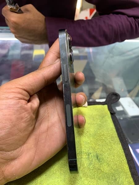 iphone 13 pro jv 128Gb minor back crack water pack 2