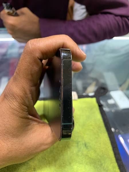 iphone 13 pro jv 128Gb minor back crack water pack 3